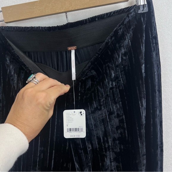 Free People Star Sign Crinkle Velvet Pleated Wide Leg Flare Pants Size S Black - Picture 7 of 9
